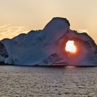 Sonnenuntergang im Loch eines Eisberges vor Grönland 