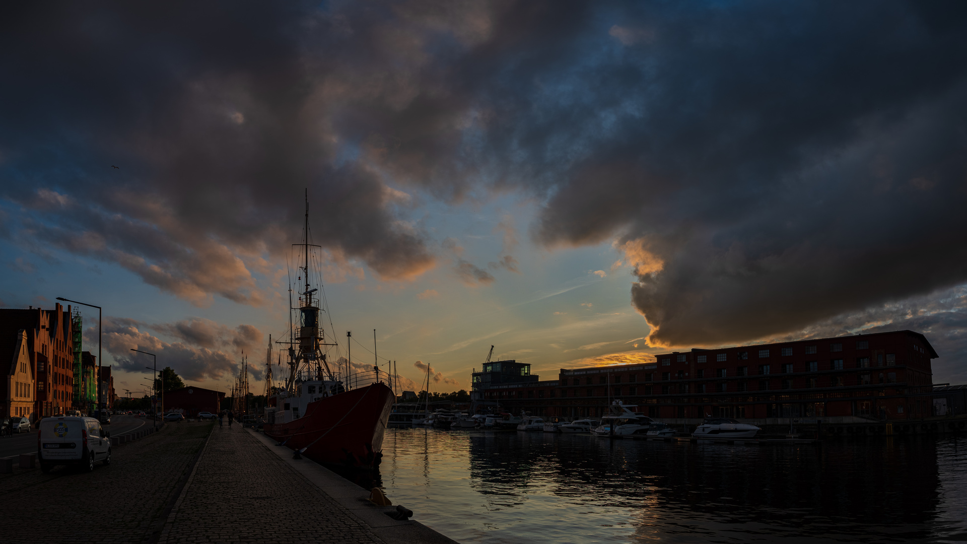 Sonnenuntergang im Lübecker Hafen