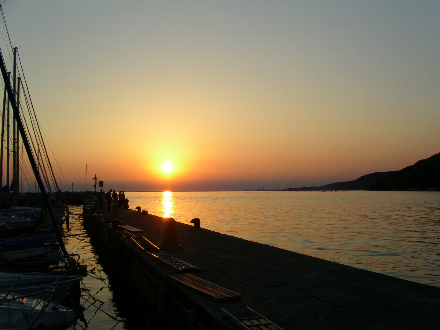 Sonnenuntergang im Mai in der kleinen Adria Bucht von Miramare