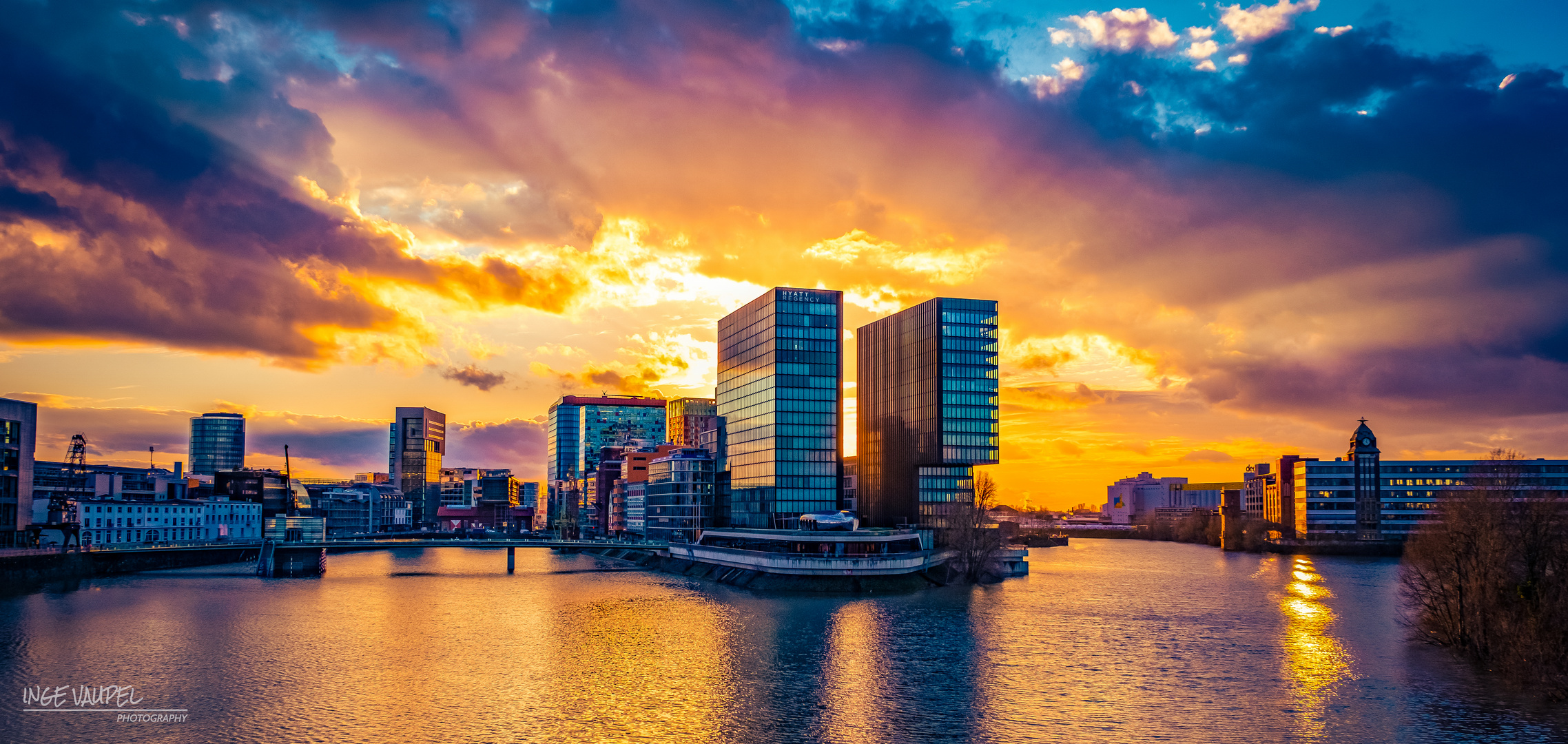 Sonnenuntergang im Medienhafen Düsseldorf