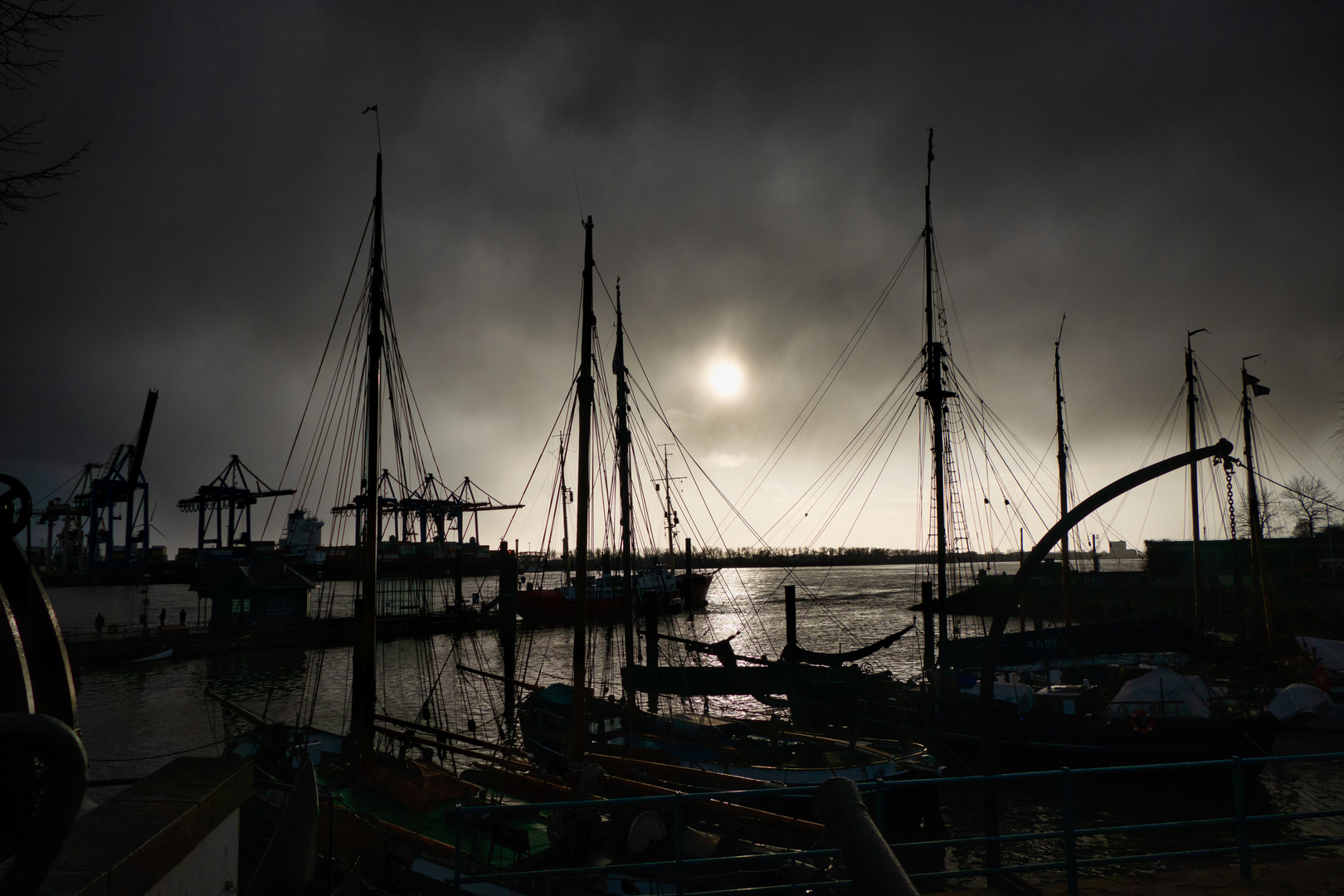 Sonnenuntergang im Museumshafen Hamburg-Övelgönne