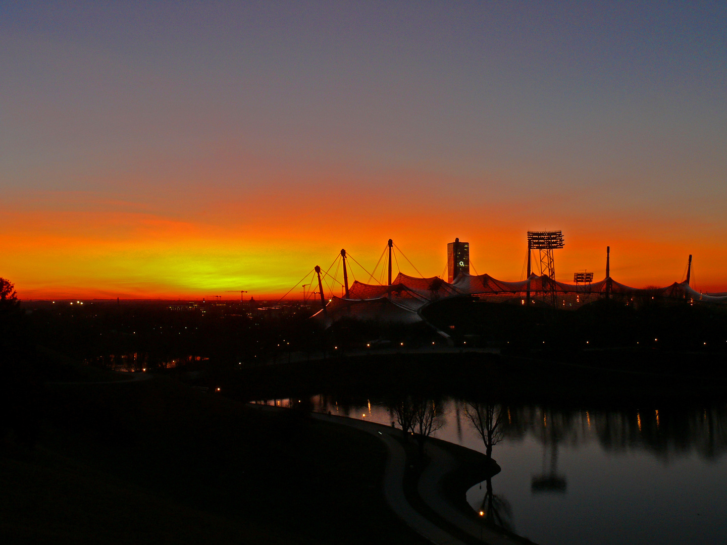 Sonnenuntergang im Olympiagelände München