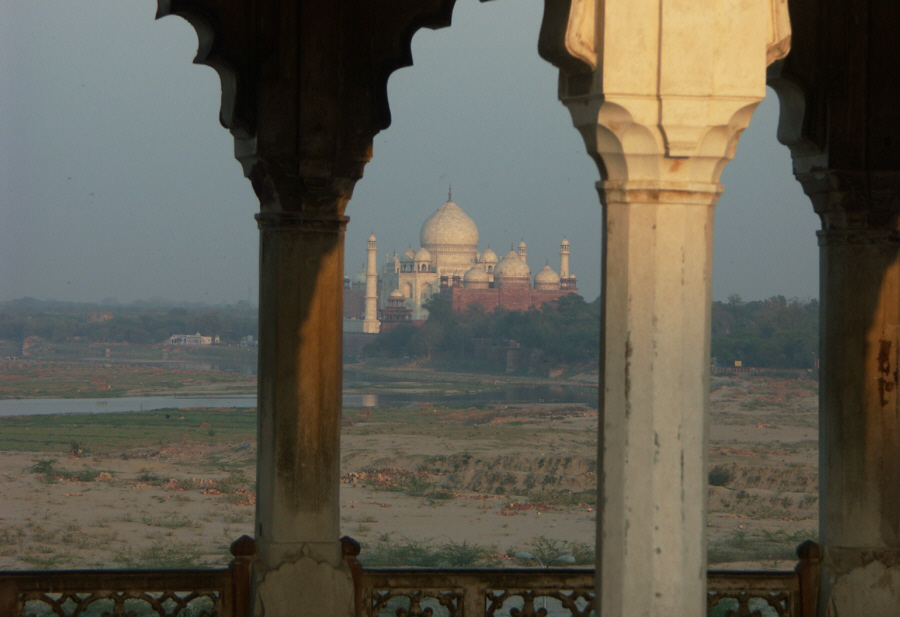 Sonnenuntergang im roten Fort in Agra mit Blick zum Taj-Mahal