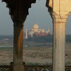 Sonnenuntergang im roten Fort in Agra mit Blick zum Taj-Mahal