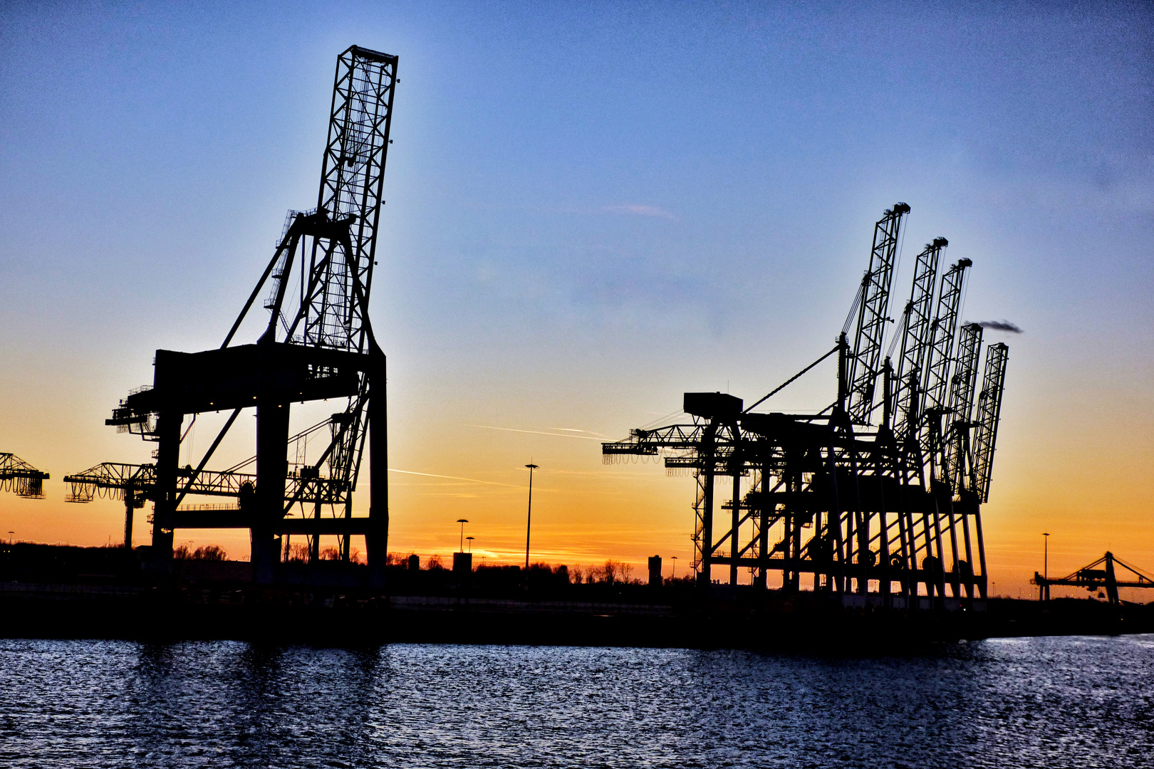 Sonnenuntergang im Rotterdamer Hafen