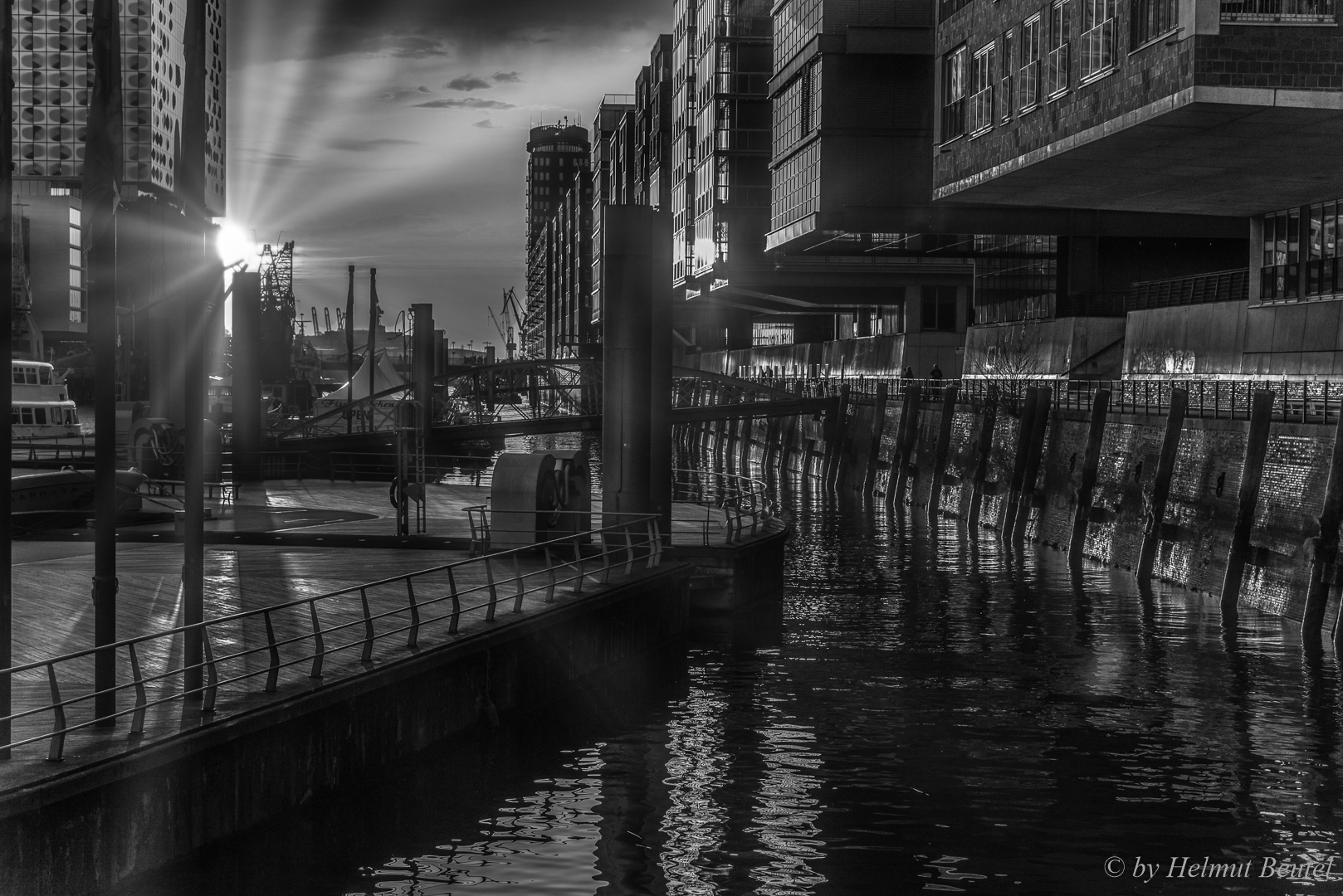 Sonnenuntergang im Sandtorhafen