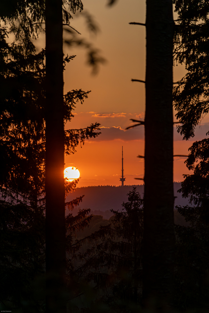 Sonnenuntergang im Sauerland mit Blick auf den Hunau-Turm