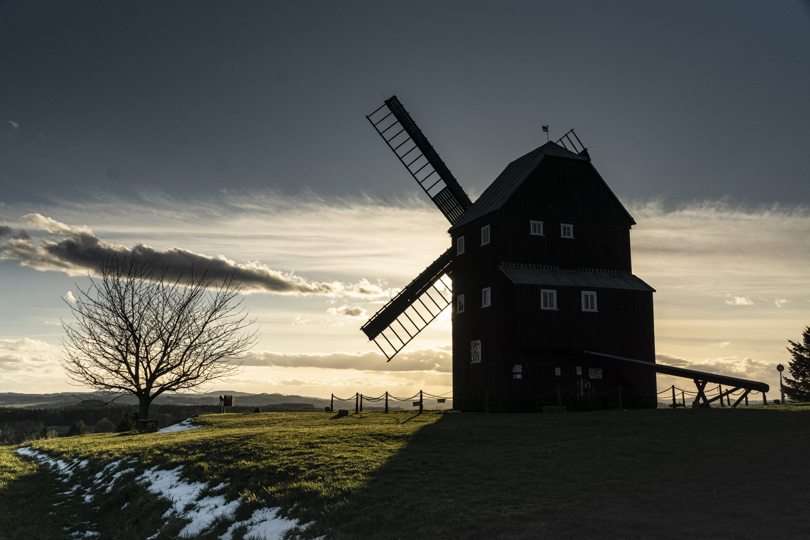 Sonnenuntergang im Schatten der Mühle-1053