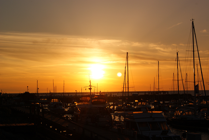 Sonnenuntergang im Segelhafen von Kühlungsborn