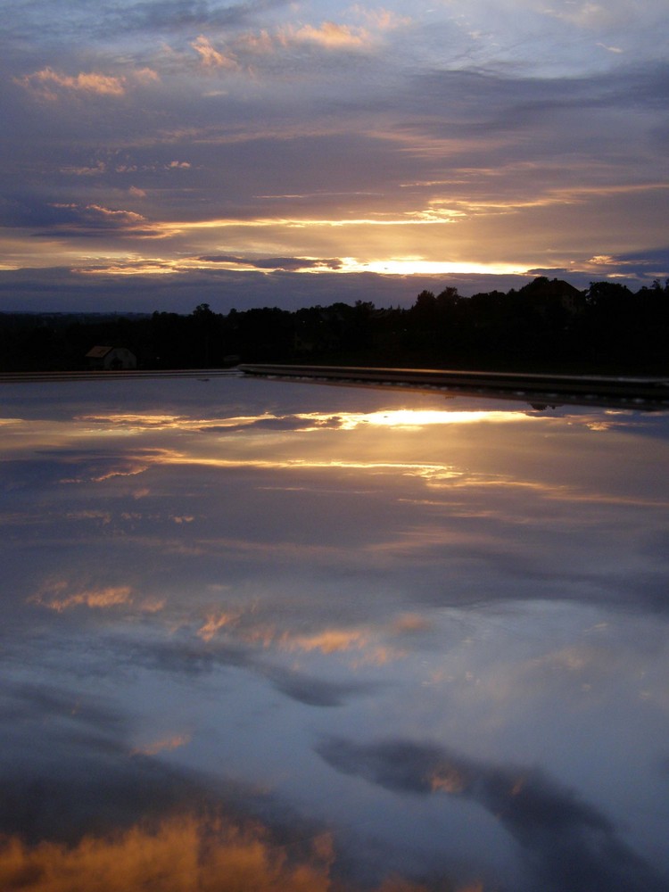 Sonnenuntergang im Spiegel der realen Welt