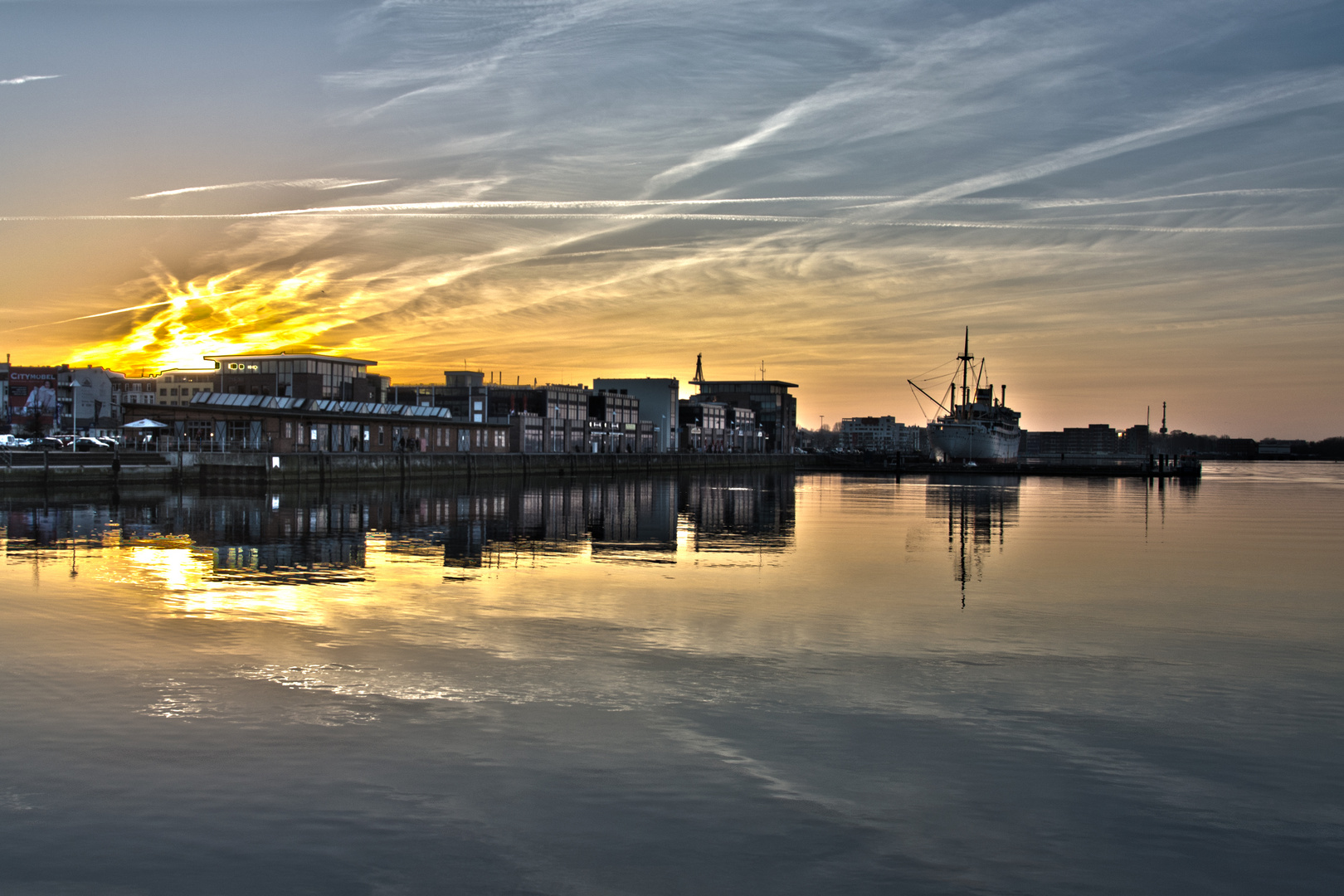 Sonnenuntergang im Stadthafen von Rostock