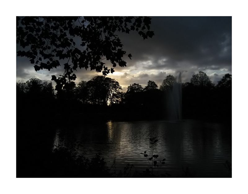 Sonnenuntergang im Stadtpark (mit Rahmen)