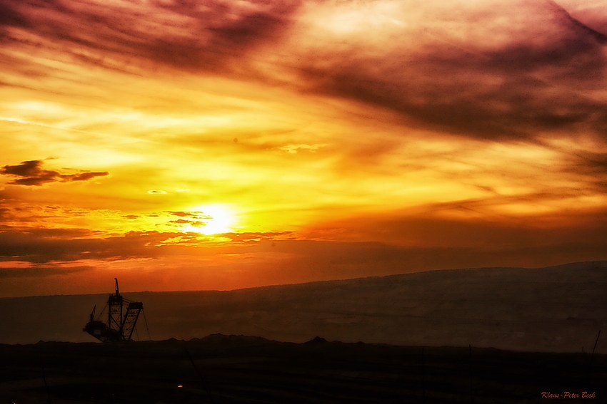 Sonnenuntergang im Tagebau Hambach.