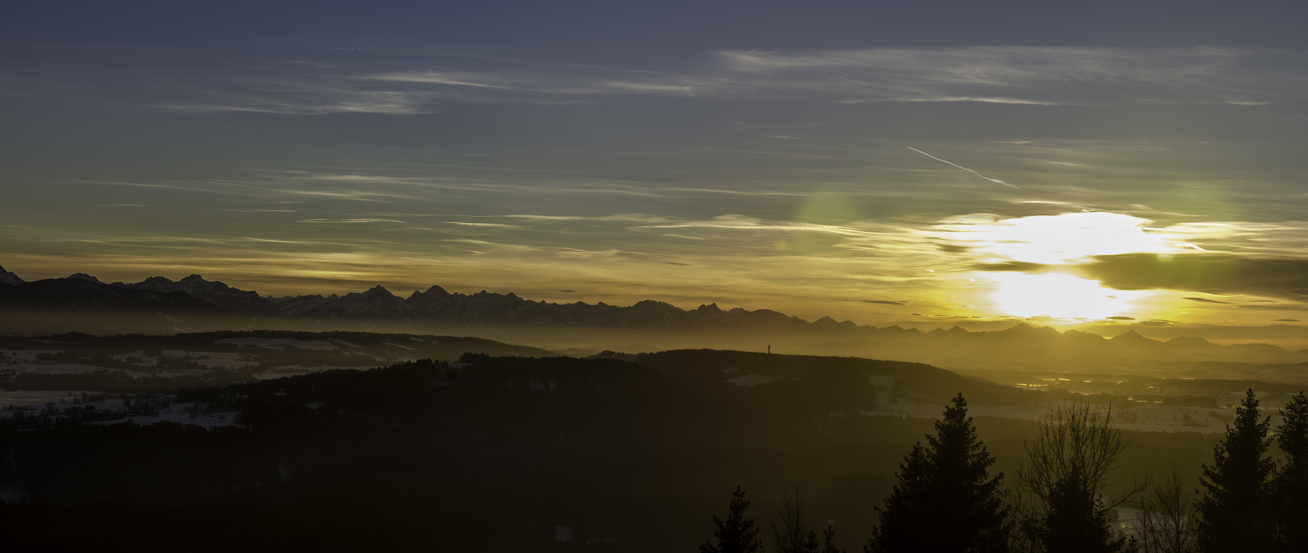 Sonnenuntergang im verschneiten Alpenvorland