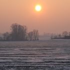 Sonnenuntergang im verschneiten Feld