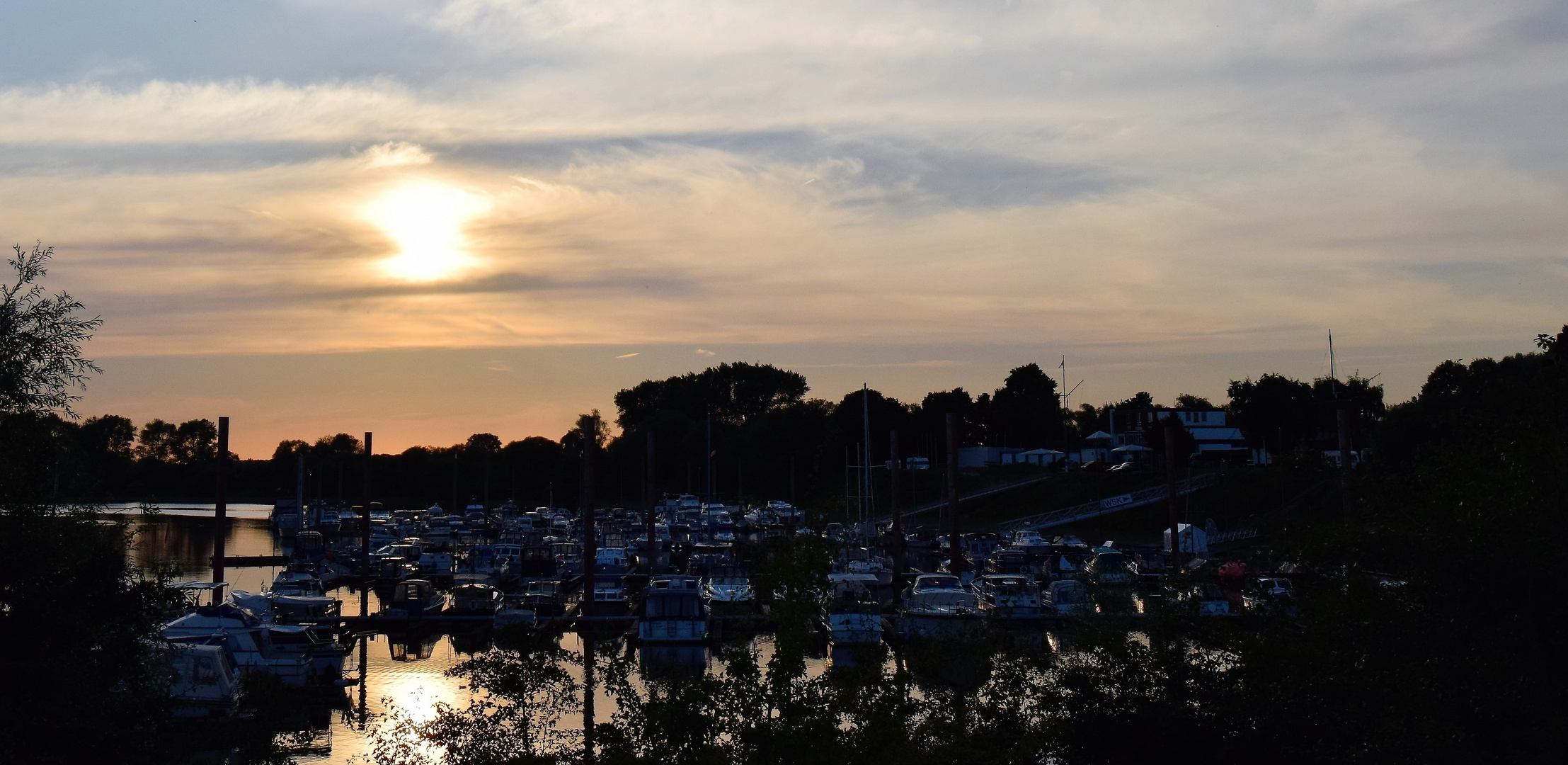 Sonnenuntergang im Weseler Yachthafen