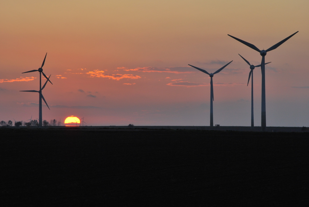 Sonnenuntergang im Windpark III