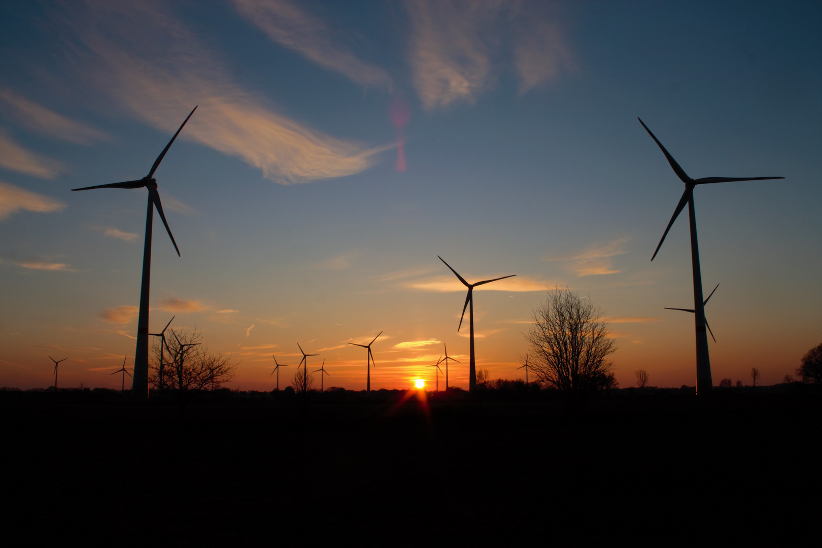 Sonnenuntergang im Windpark Timmeler Kampen