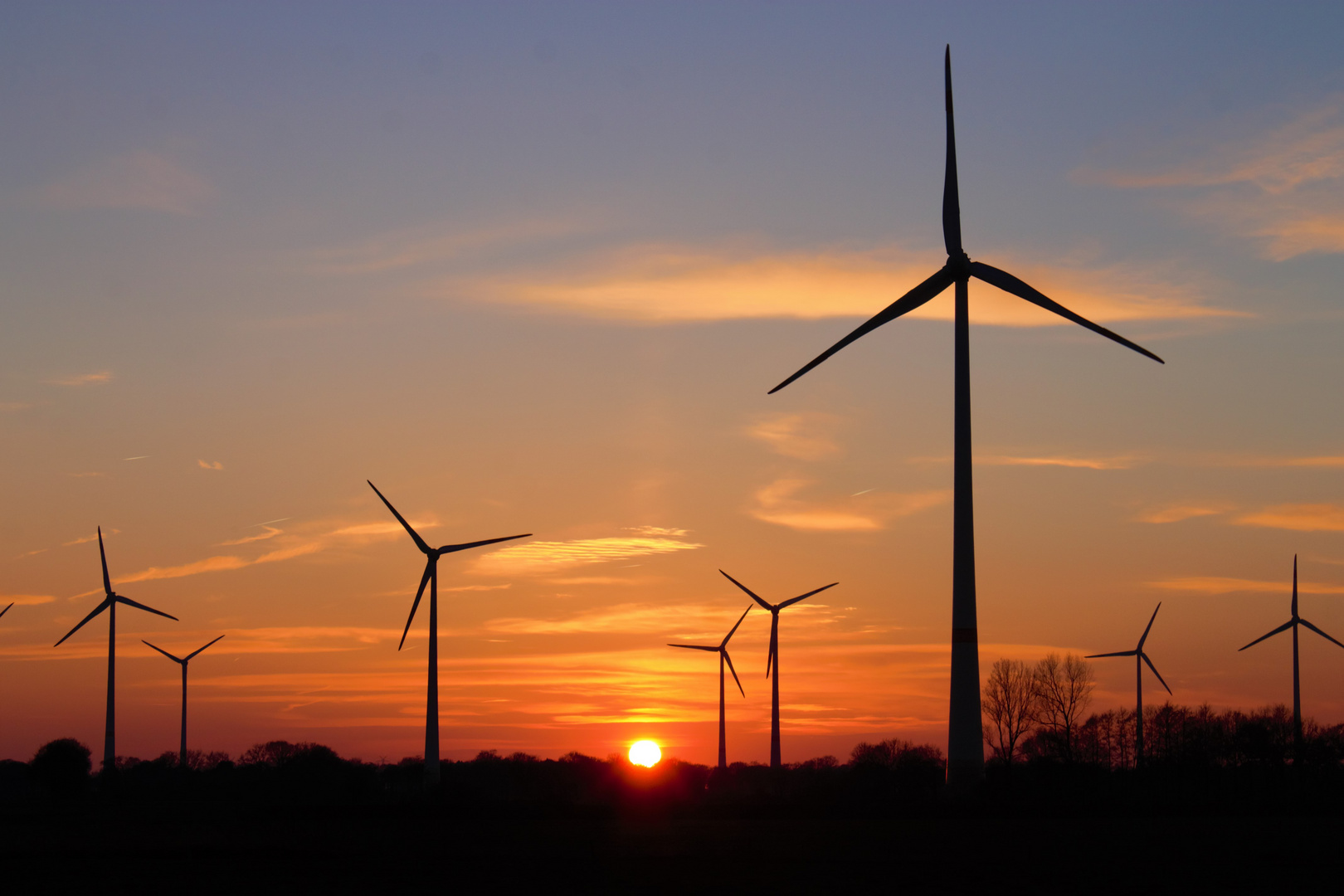 Sonnenuntergang im Windpark Timmeler Kampen