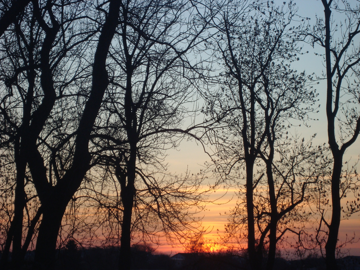 Sonnenuntergang im Winter in der Stadt