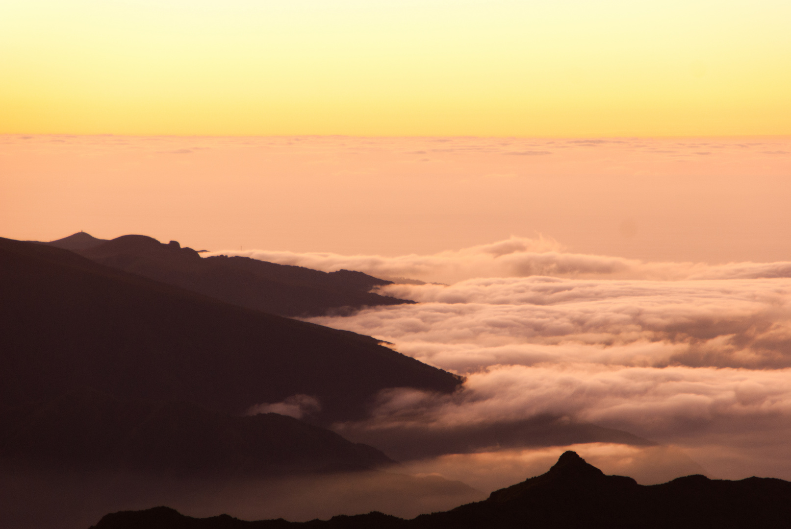 Sonnenuntergang im Wolkenmeer