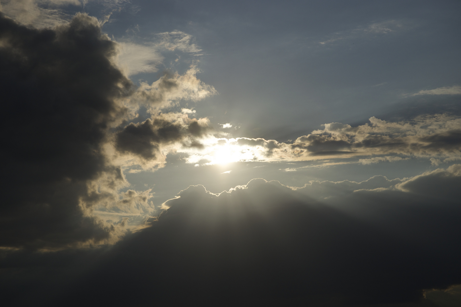 sonnenuntergang im wolkenspiel