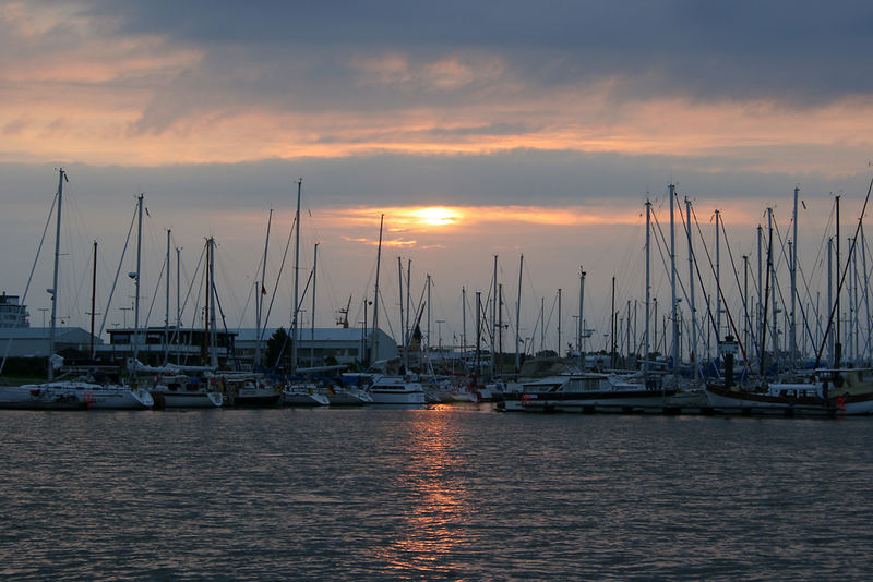 Sonnenuntergang im Yachthafen von Cuxhaven