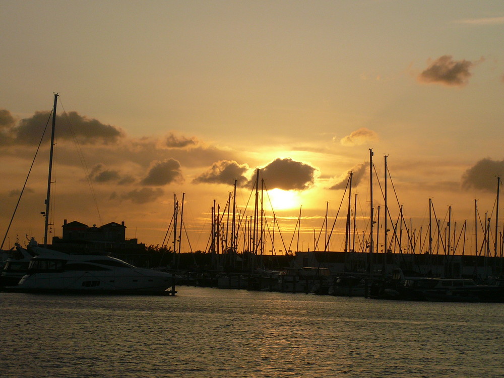 Sonnenuntergang im Yachthafen von Port Zelande