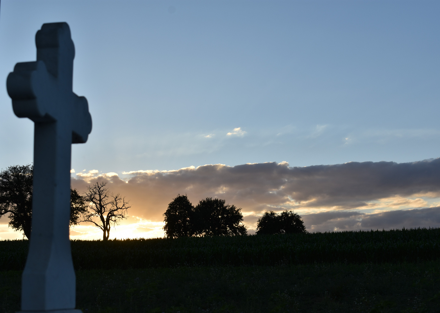 Sonnenuntergang im Zeichen des Kreuzes