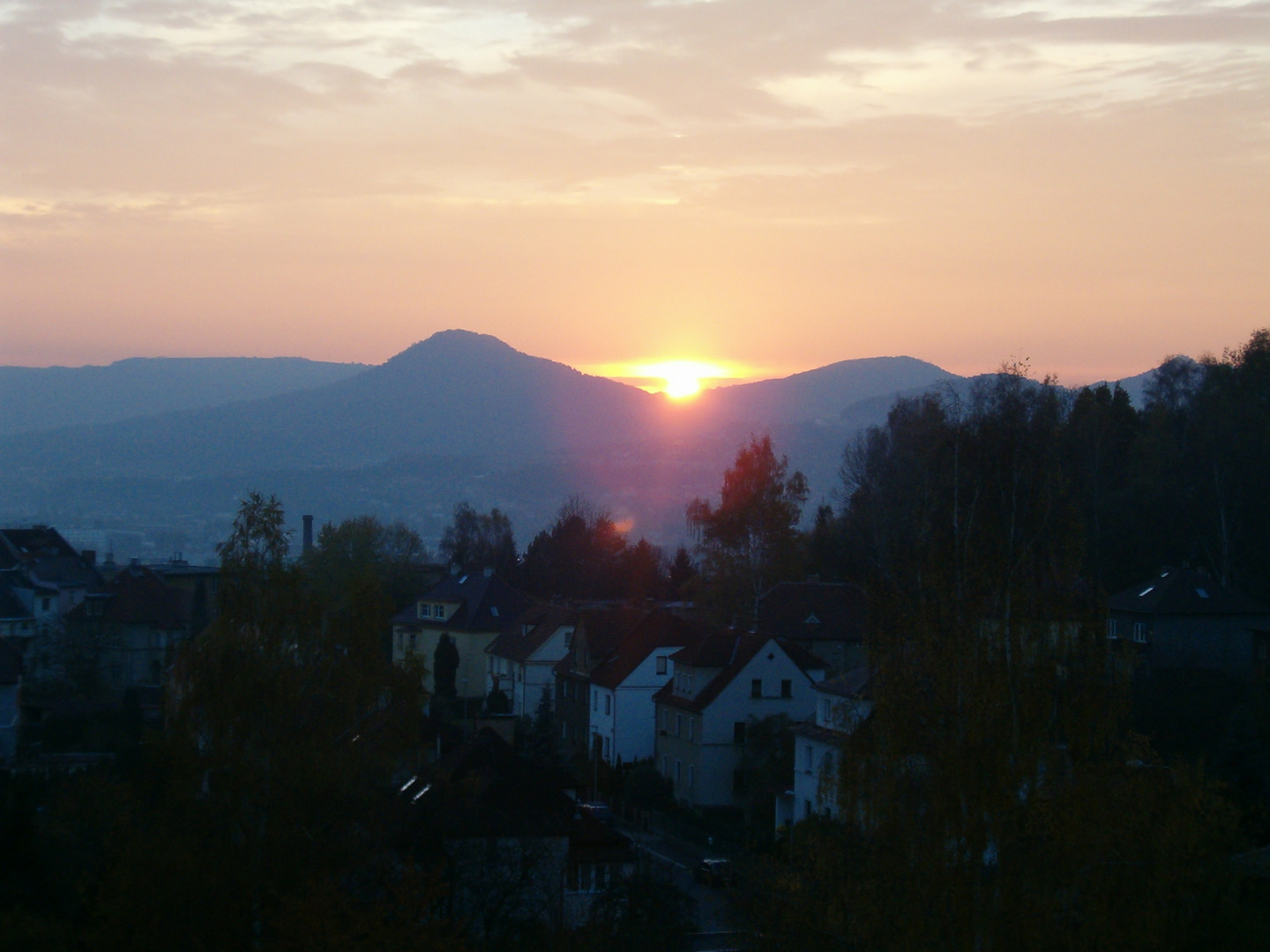 Sonnenuntergang in Decin zwischen Hopfenberg und Lotarberg