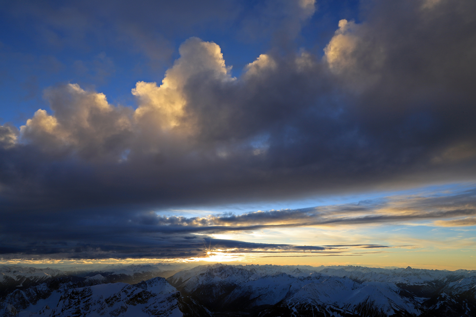 Sonnenuntergang in den Bergen