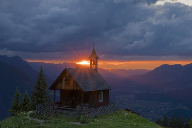 Sonnenuntergang in den Bergen