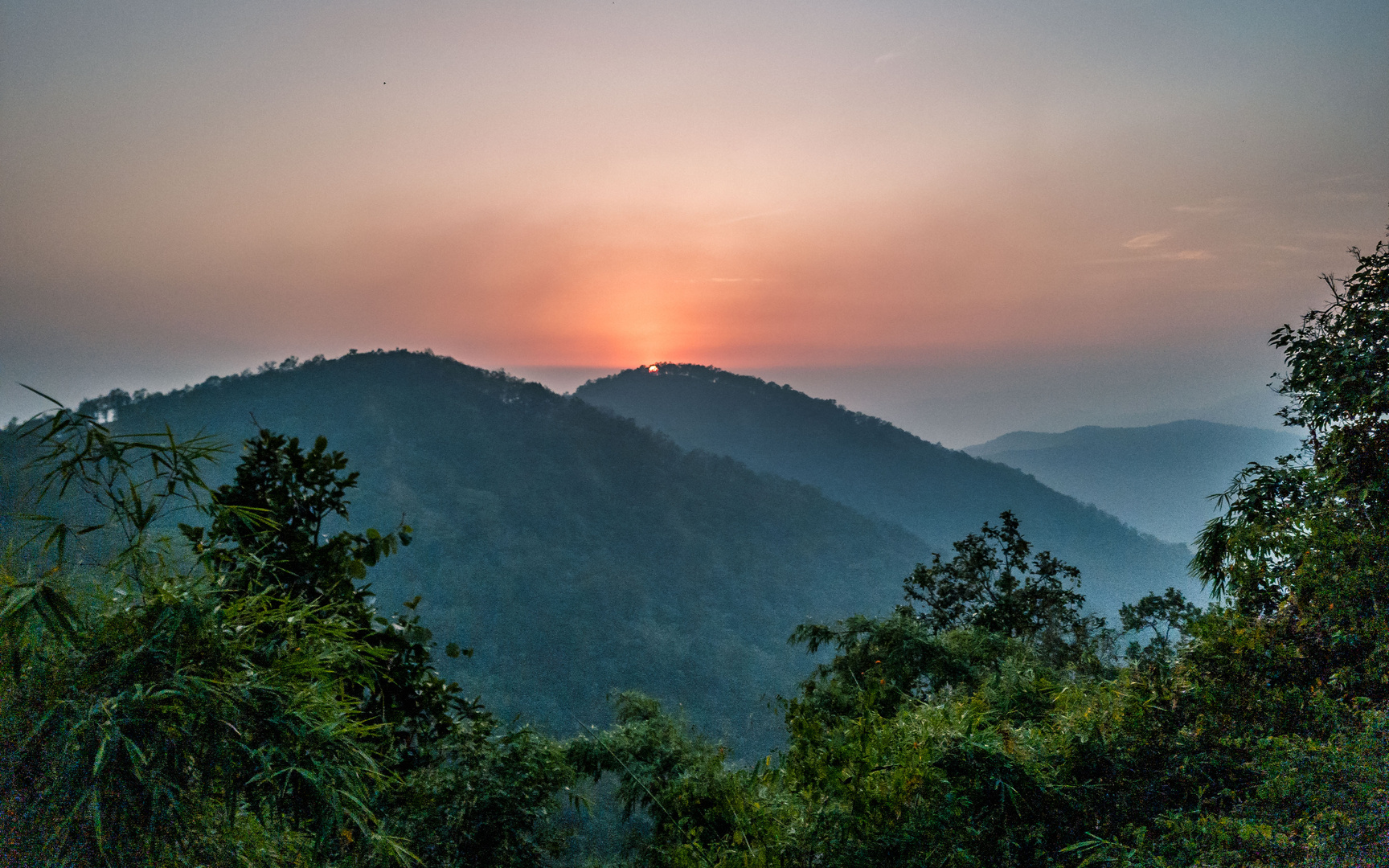 Sonnenuntergang in den Bergen Rajasthans