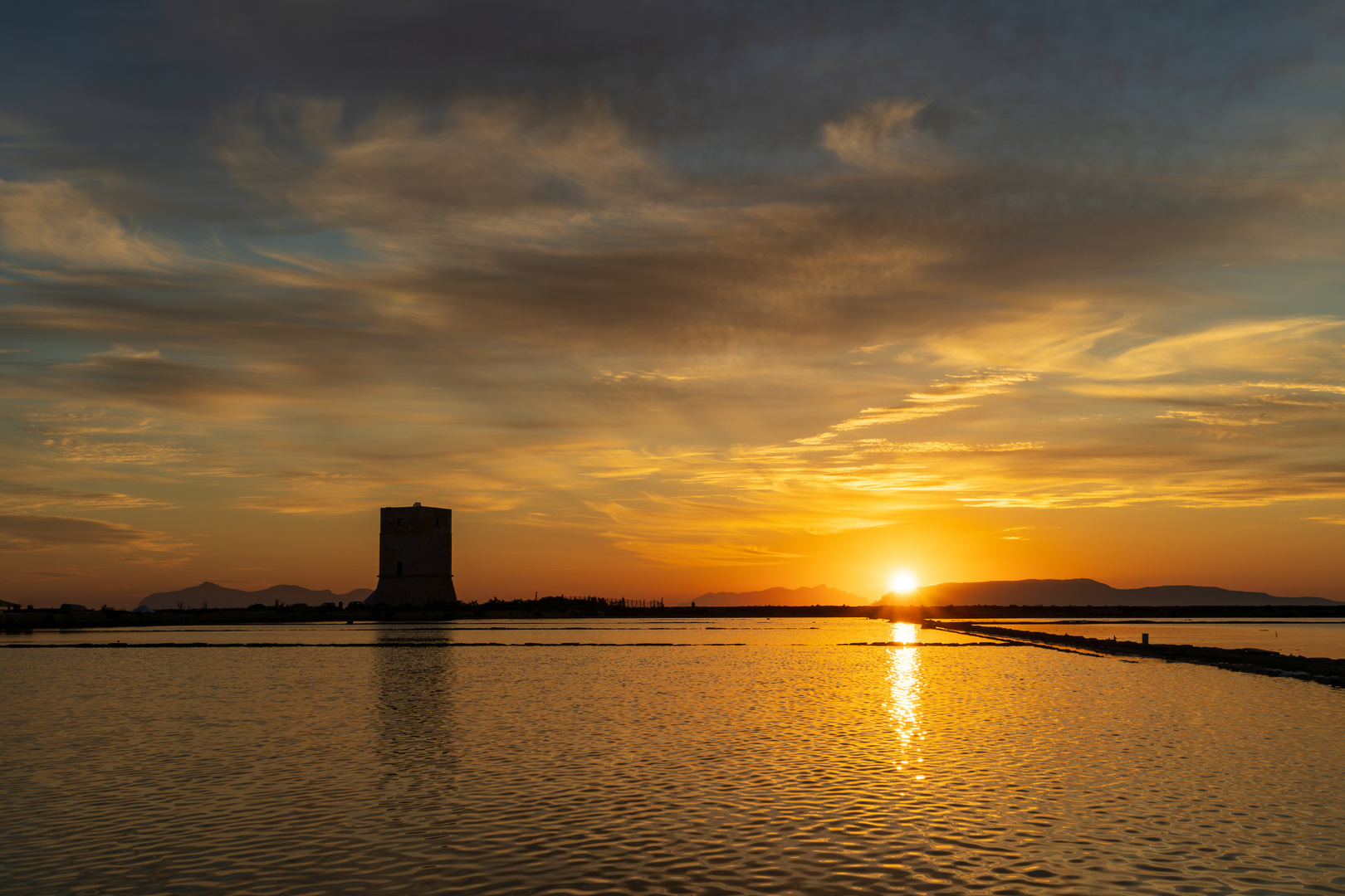 Sonnenuntergang in den Salinen von Trapani