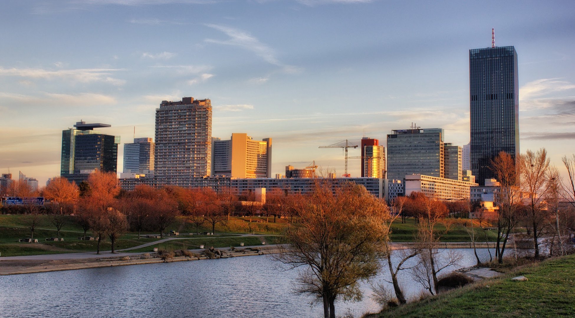 Sonnenuntergang in der Donau-City Wien