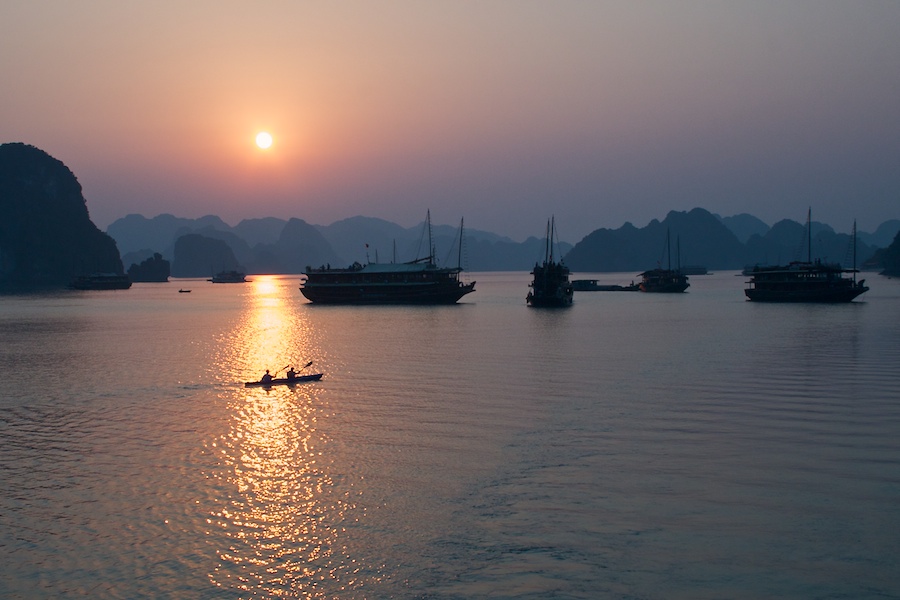 Sonnenuntergang in der Ha Long Bucht