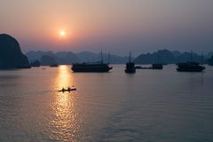 Sonnenuntergang in der Ha Long Bucht