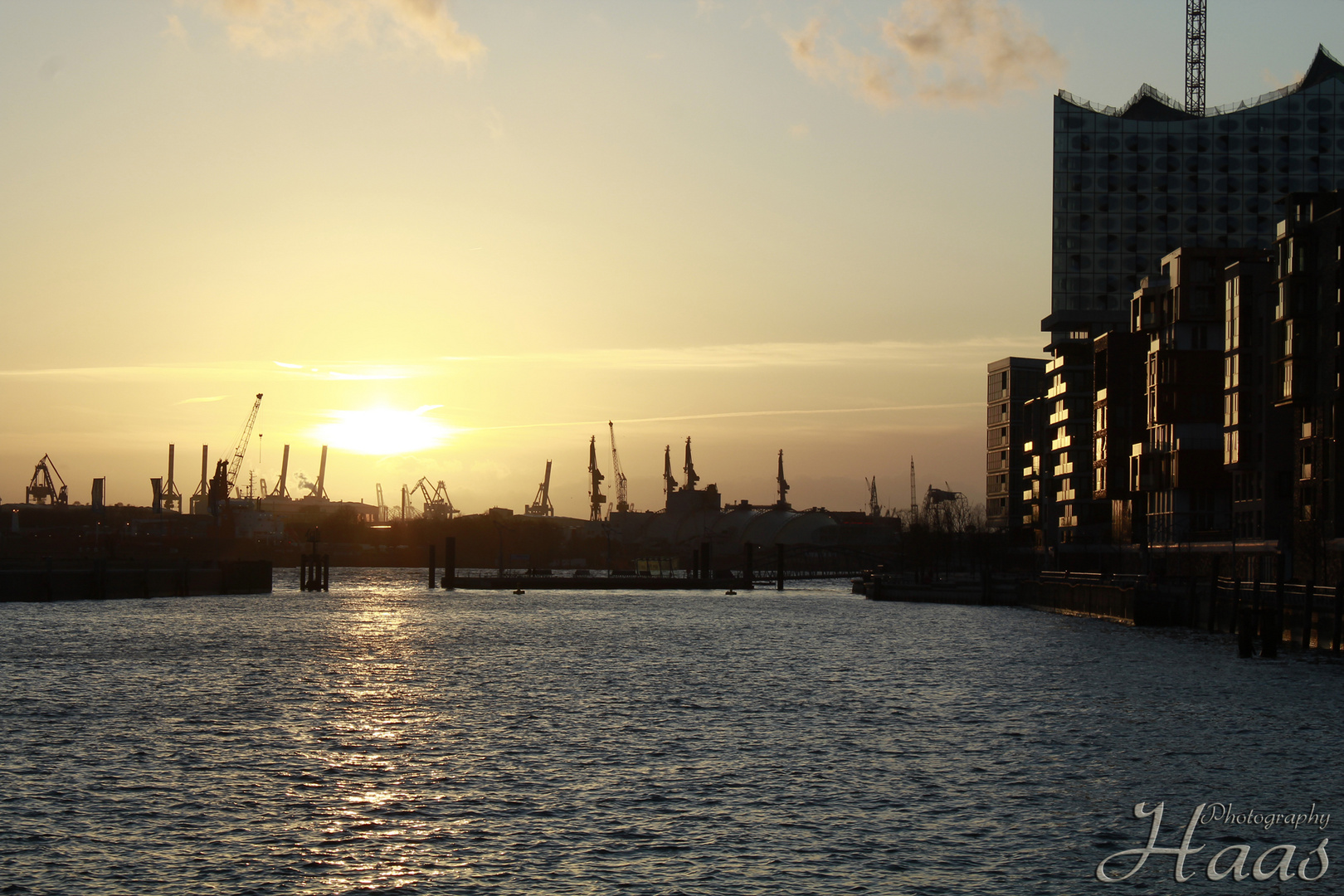 Sonnenuntergang in der Hafen City Hamburg