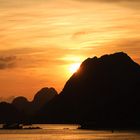 Sonnenuntergang in der Halong Bay, Vietnam