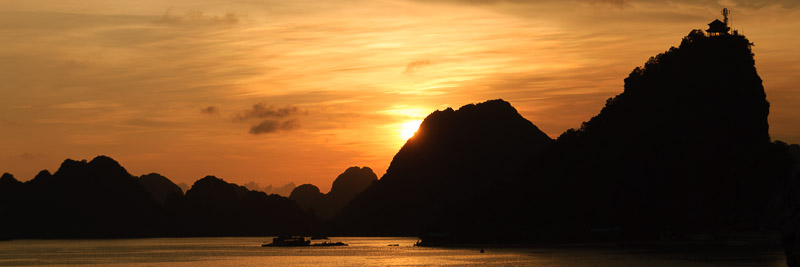 Sonnenuntergang in der Halong Bay, Vietnam