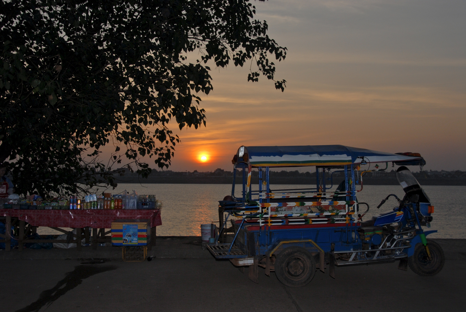 Sonnenuntergang in der Mekongstadt Thakek