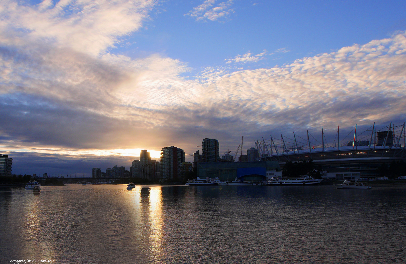 Sonnenuntergang in der Nähe des Telus Science World