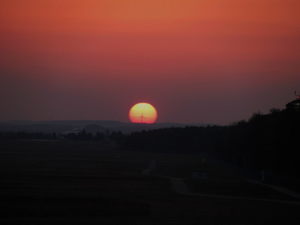 Sonnenuntergang in der Nähe vom Flughafen.