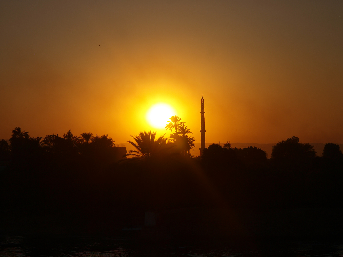 Sonnenuntergang in der Nähe von Luxor