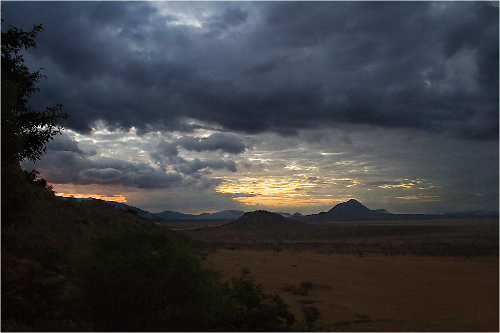 ...Sonnenuntergang in der Savanne... von Detlev D.