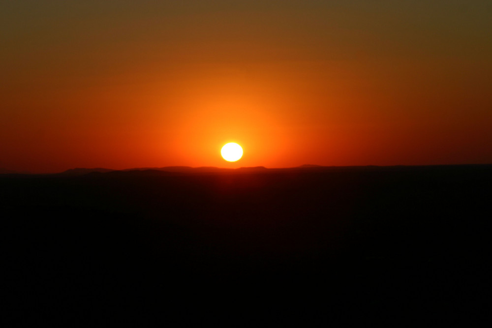 Sonnenuntergang in der Steppe Namibias