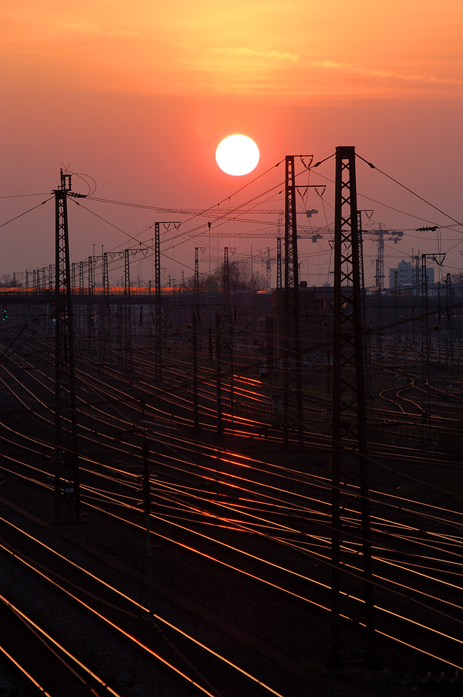 Sonnenuntergang in der vom Menschen geschaffenen Landschaft