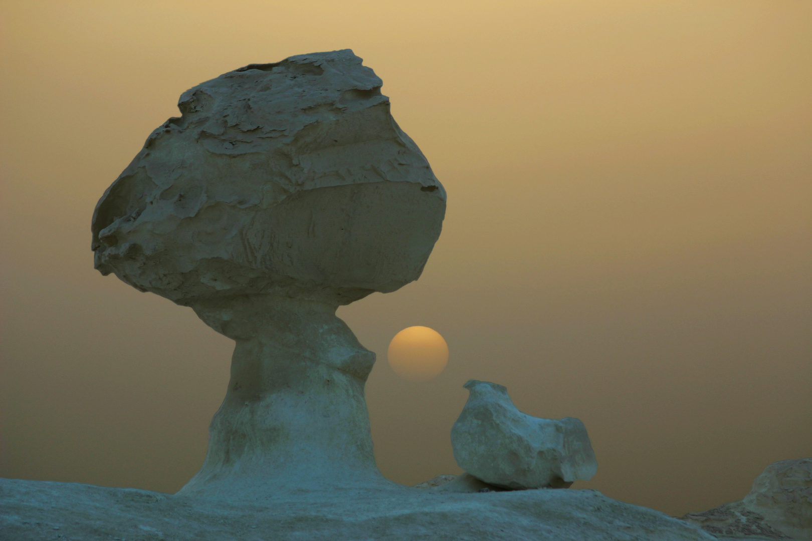 Sonnenuntergang in der weißen Wüste Ägypten