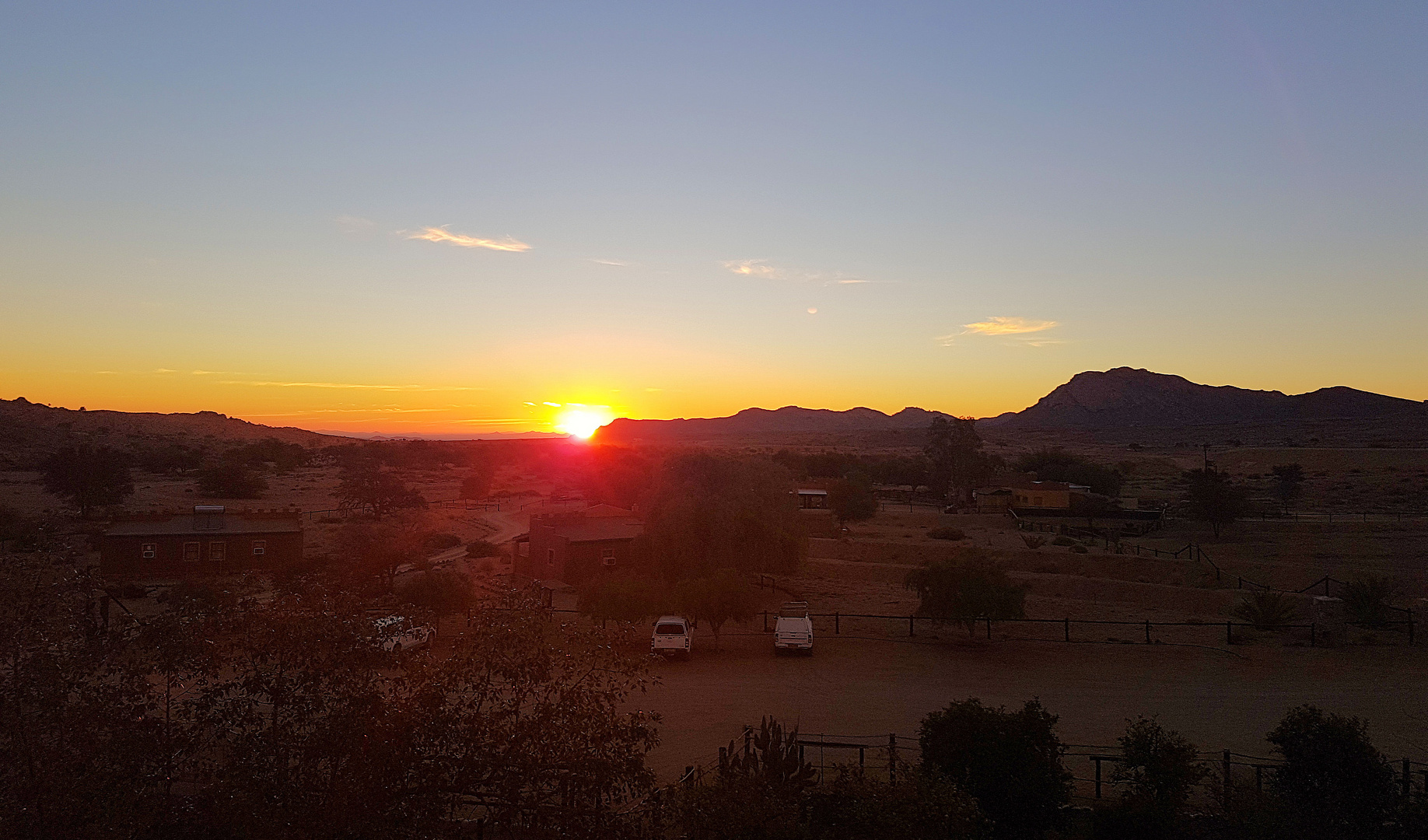 Sonnenuntergang in der Wüste bei Aus