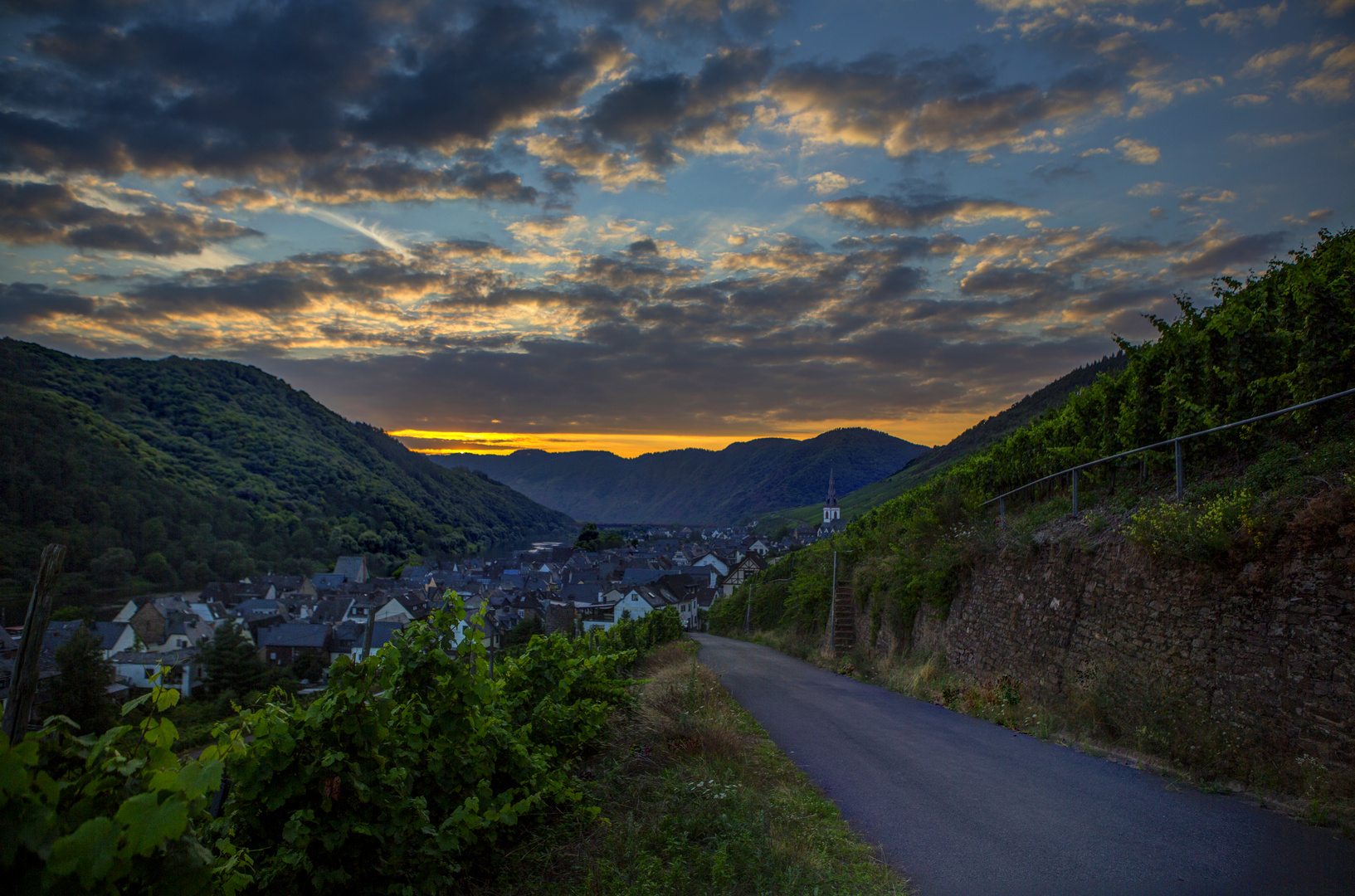 Sonnenuntergang in Ediger über dem Calmont